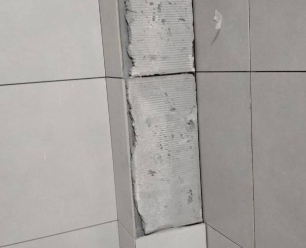 运河瓷砖空鼓维修公司分享下瓷砖施工前基层浇水润湿程度不足，可能导致以下问题