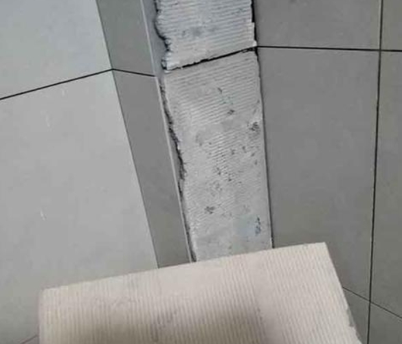运河瓷砖空鼓维修公司分享下厨房瓷砖脱落的补救措施。